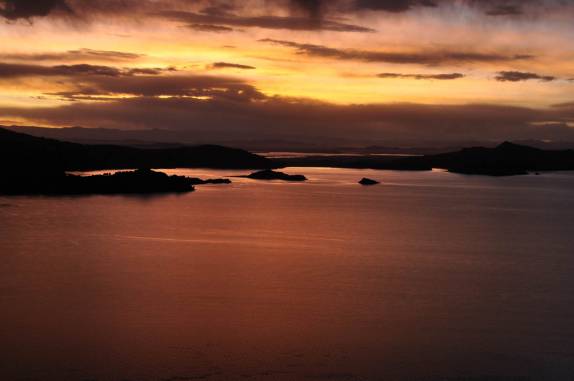 Céu avermelhado sobre o lago Titicaca, no Peru, visto do santuário Pachatata, no alto da ilha Amantani